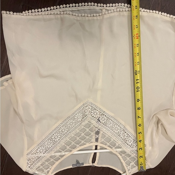 Women’s Cream Med Charlotte Russe Top Perfect to add under a blazer - Picture 7 of 7